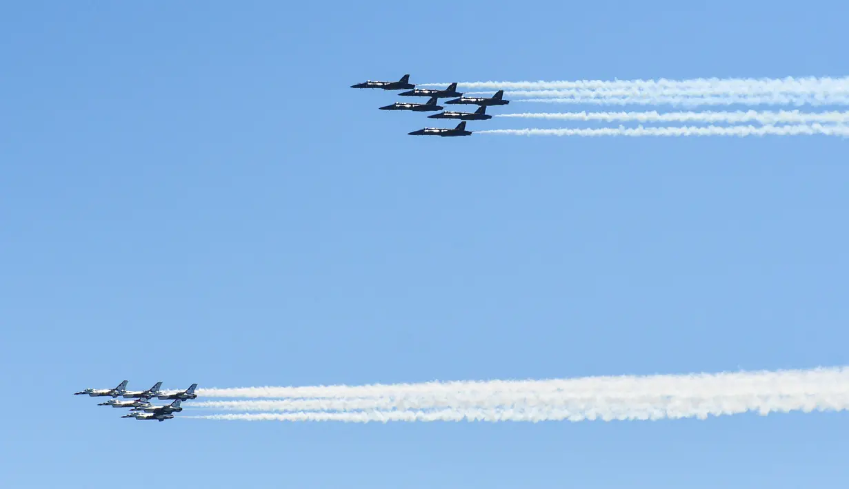Skuadron jet tempur Blue Angels dari Angkatan Laut dan Thunderbirds dari Angkatan Udara Amerika Serikat bermanuver di langit Kota New York, Selasa (28/4/2020). Aksi tersebut sebagai bentuk penghormatan untuk petugas medis yang tengah berjuang melawan COVID-19. (Photo by Evan Agostini/Invision/AP)