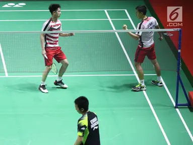 Ganda putra Indonesia, Marcus F Gideon/Kevin Sanjaya Sukomuljo merayakan poin saat lawan M Ahsan/Hendra Setiawan di 32 besar Indonesia Open 2018, Istora GBK, Jakarta, Rabu (4/7). Kevin/Marcus unggul 21-16, 18-21, 21-10. (Liputan6.com/Helmi Fithriansyah)