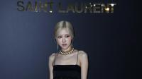 Rose BLACKPINK berpose saat sesi pemotretan menjelang pameran koleksi Saint-Laurent Womenswear Spring Summer 2022 di Paris pada 28 September 2021 selama Paris Fashion Week. (THOMAS SAMSON / AFP)