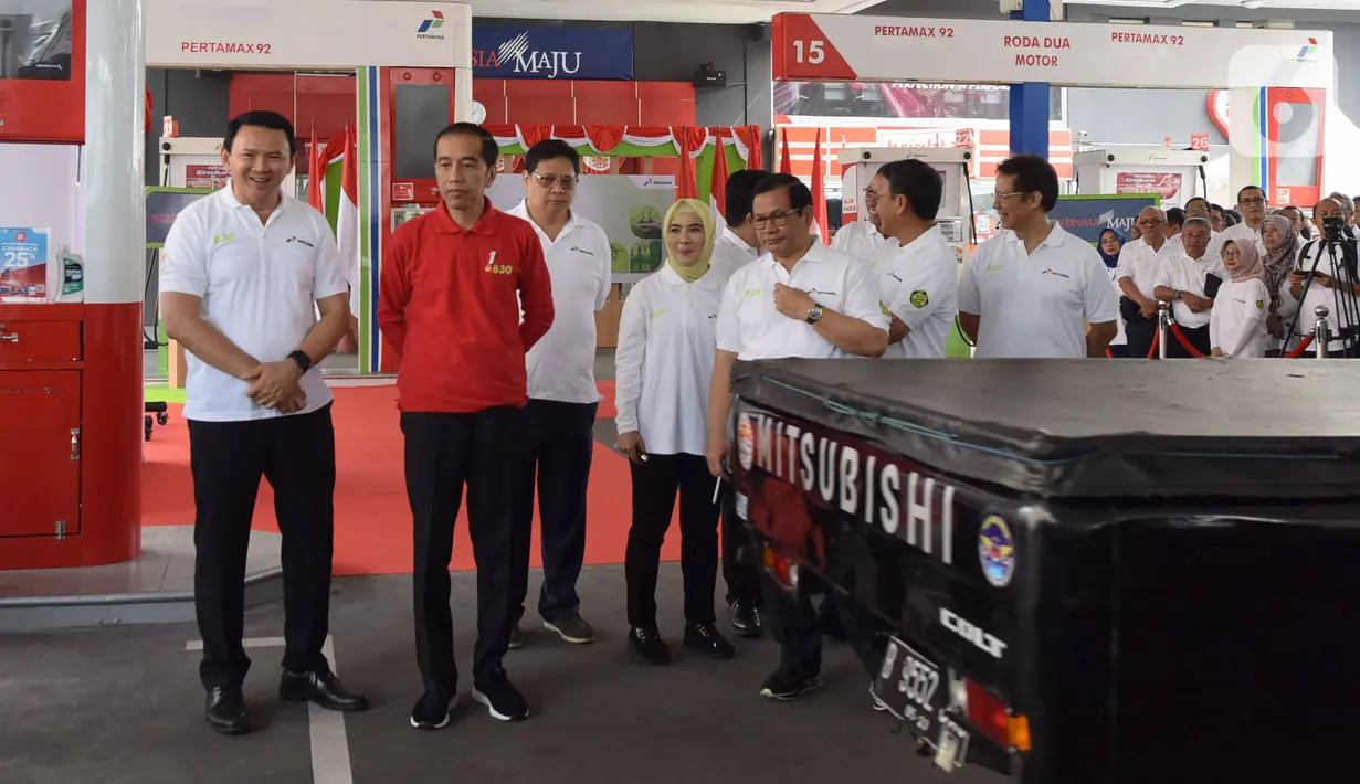 Presiden Joko Widodo (kedua kiri) didampingi Komut Pertamina Basuki Tjahaja Purnama (kiri) meresmikan Implementasi Program Biodiesel 30 persen (B30) di SPBU MT Haryono, Jakarta, Senin (23/12/2019). Jokowi menargetkan implementasi program B40 pada 2020 dan B50 pada 2021. (Liputan6.com/Angga Yuniar)