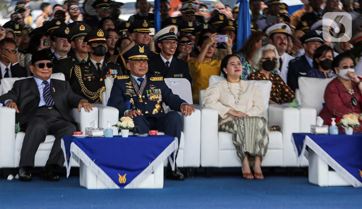 Menteri Pertahanan Prabowo Subianto menghadiri acara peringatan HUT ke-77 TNI AU bersama Presiden ke-5 RI Megawati Soekarnoputri, dan Ketua DPR RI Puan Maharani. (Liputan6.com/Faizal Fanani)