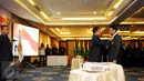 Ketua KONI Pusat, Tono Suratman (kiri) menyematkan pin PBSI kepada Ketua Umum PP PBSI Wiranto saat pelantikan di Jakarta, Kamis (19/1). Wiranto menjabat sebagai Ketua Umum PP PBSI periode 2016-2020. (Liputan6.com/Helmi Fithriansyah)