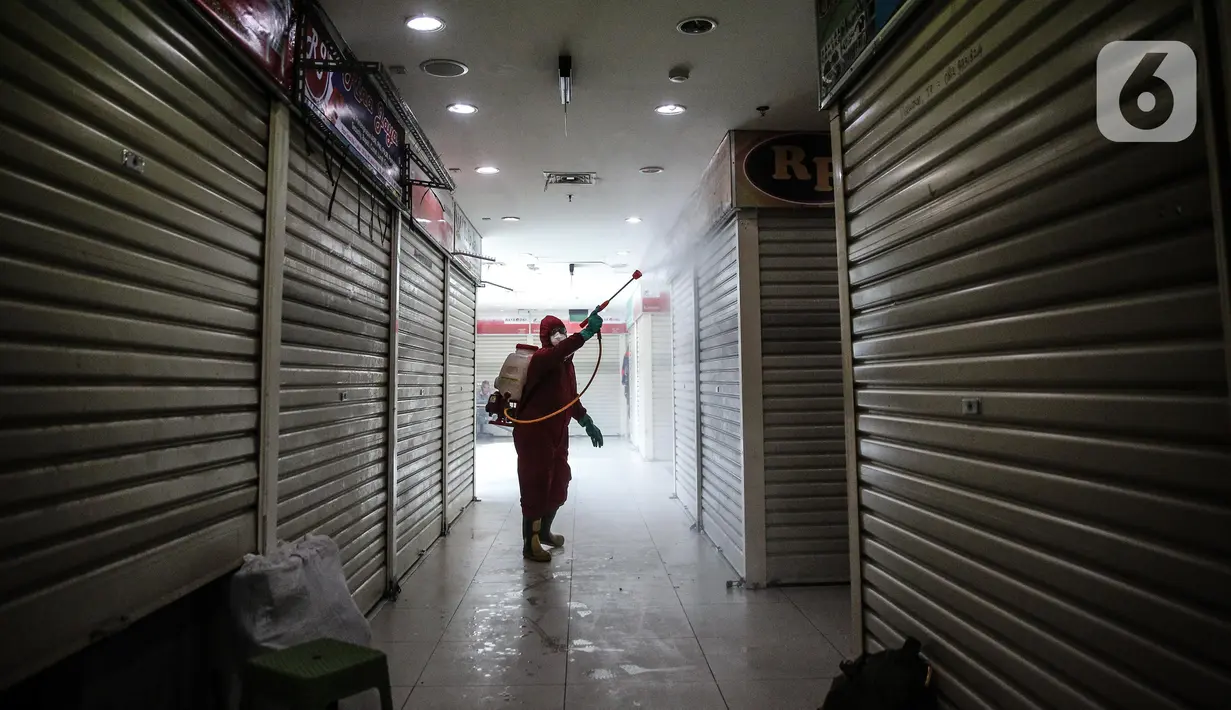 Dinas Penanggulangan Kebakaran dan Penyelamatan Provinsi DKI Jakarta melakukan penyemprotan cairan disinfektan di area perdagangan Pasar Senen, Jakarta, Selasa (9/6/2020). Kegiatan ini bertujuan untuk memutus mata rantai penyebaran Covid-19 khususnya di tempat keramaian. (Liputan6.com/Faizal Fanani)