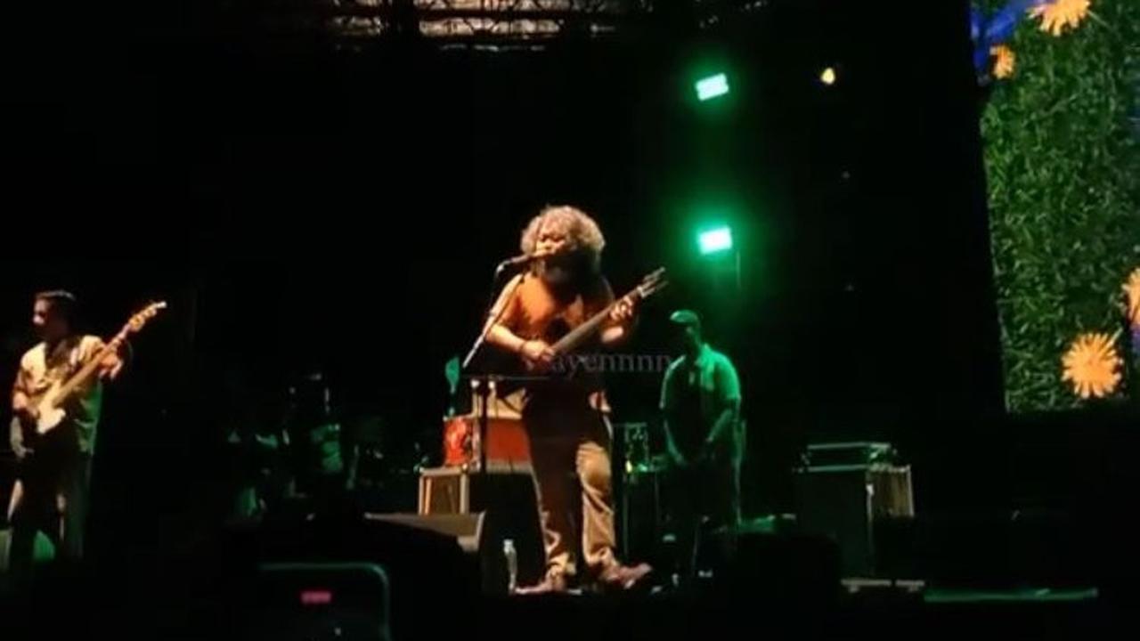 Wanita Ini Dilamar Kekasih dengan Iringan Lagu Akad di Konser Payung Teduh, Warganet Iri