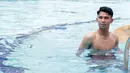Pemain Timnas Indonesia U-22, Marselino Ferdinan menjalani latihan ringan tambahan berupa sesi berenang di Hotel Phnom Penh, Kamboja, Minggu (30/4/2023). (Bola.com/Gregah Nurikhsani)