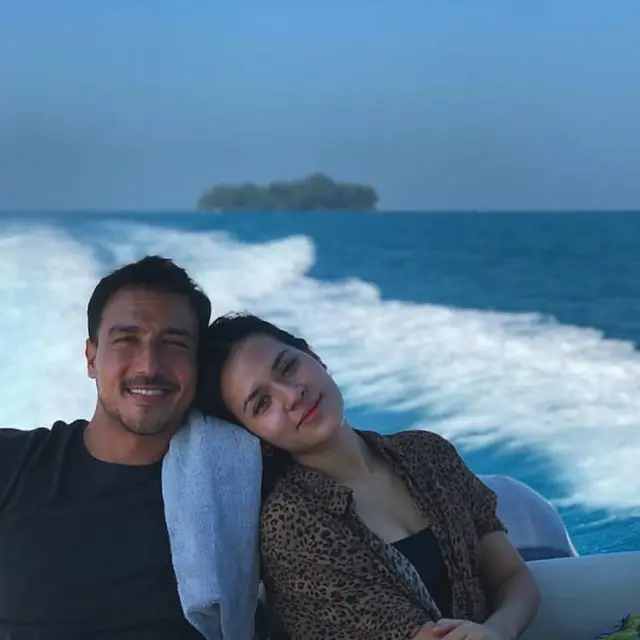 7 Momen Liburan Raisa dan Hamish Daud Ajak Baby Zalina ke Pulau Seribu