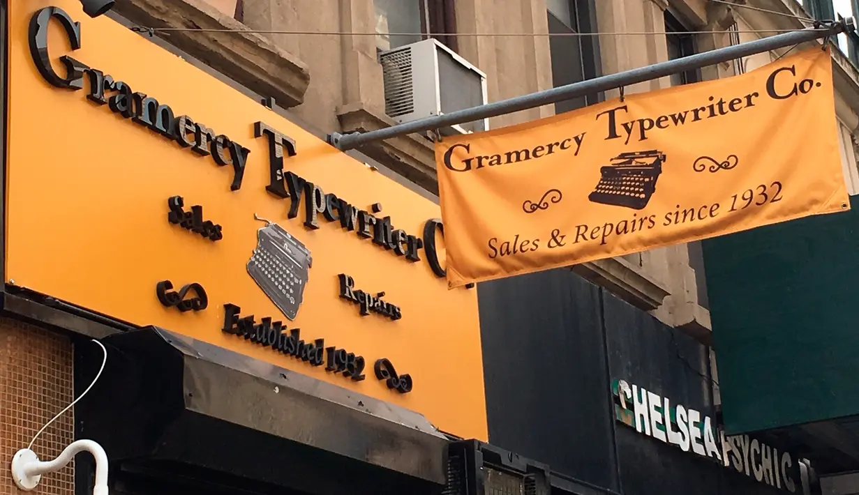 Penampakan toko mesin ketik vintage Gramercy Typewriter Co, New York, Amerika Serikat, 28 Juni 2019. Menurut pemilik toko Gramercy Typewriter Co, Paul Schweitzer (80), tokonya menjual lusinan mesin ketik vintage selama musim liburan. (Katherine Roth via AP)