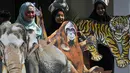 Sejumlah pelajar membawa gambar binatang saat melakukan aksi demonstrasi dalam peringatan Hari Bumi Sedunia di Banda Aceh (22/4). Dalam aksinya para pelajar tersebut membuat karya-karya berupa gambar satwa Indonesia, seperti, orangutan, gajah dan harimau. (AFP Photo/Chaideer Mahyuddin)
