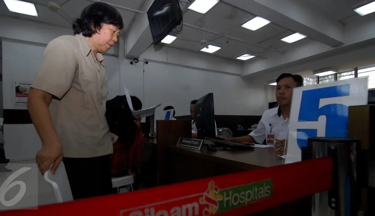 Petugas melayani pasien pengguna BPJS di Rumah Sakit Siloam, Tangerang, Banten, Selasa (1/12). RS Siloam meresmikan paviliun khusus Gedung B yang didirikan untuk melayani kesehatan pasien BPJS dan kartu jaminan kesehatan lain. (Liputan6.com/Faisal R Syam)