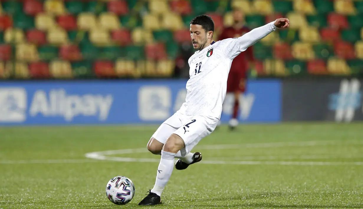 Pemain Italia Stefano Sensi mencetak gol ke gawang Lithuania pada pertandingan Grup C kualifikasi Piala Dunia 2022 di Stadion LFF, Vilnius, Lithuania, Rabu (31/3/2021). Italia menang 2-0. (AP Photo/Mindaugas Kulbis)