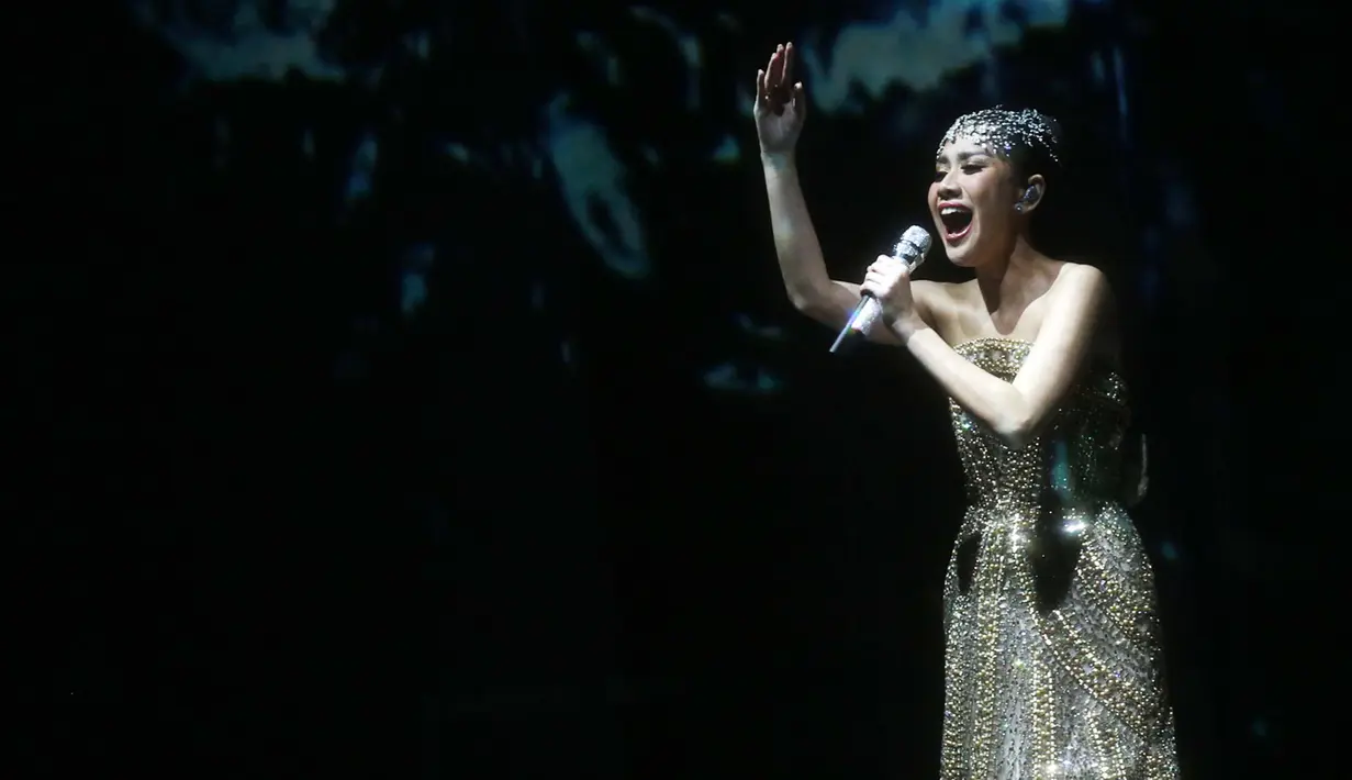 Usai Ariel menyanyikan lagu Saat Kau Pergi, BCL muncul dari sisi kiri panggung dan kemudian dilanjutkan penampilan mereka dengan menyanyikan lagu berjudul Ku Katakan Dengan Indah. (Deki Prayoga/Bintang.com)