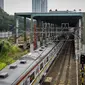 Rangkaian KRL Commuter Line melintas di proyek pembangunan stasiun kereta Bandara Soekarno-Hatta di Stasiun Sudirman Baru, Jakarta, Jumat (19/5). (Liputan6.com/Faizal Fanani)