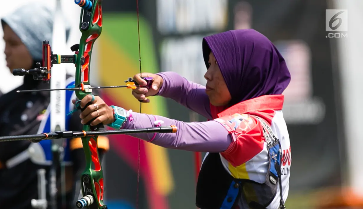 Atlet panahan Indonesia, Titik Kusumawardani melepaskan anak panah  dalam final beregu putri recurve di MSN Archery Centre, Kuala Lumpur, Senin (21/8). Indonesia kalah dari Malaysia dengan skor akhir 1-5 di set ketiga. (Liputan6.com/Faizal Fanani)