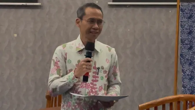 Dekan Fakultas Ilmu Pengetahuan Budaya Universitas Indonesia, Dr. Untung Yuwono, S.S. menyampaikan kata sambutan dalam acara Bincang-bincang Budaya bertajuk Jejak R.A. Kardinah di Batik Tegal pada Jumat, 16 Oktober 2026 di Auditorium Benny H. Hoed, Gedung X FIB UI (Istimewa)