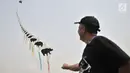 Seorang pria memainkan layang-layang selama pameran India-Indonesia Kite Exhibition di Monas, Jakarta, Rabu (30/5). Pameran ini merupakan bagian dari perayaan 70 tahun diplomasi India-Indonesia. (Merdeka.com/Iqbal S. Nugroho)