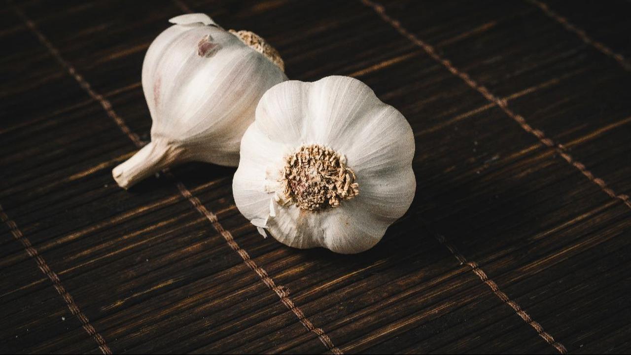 Tak cuma itu, bawang putih juga mengandung zat allicin yang mampu memberikan manfaat bagi kesehatan. Zat ini juga yang menyebabkan aroma menyengat pada bawang putih.<br>