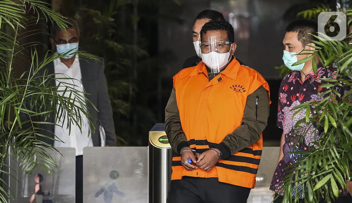 Wali Kota Tanjung Balai M Syahrial (MS) usai menjalani pemeriksaan di Gedung KPK, Jakarta, Sabtu (24/4/2021). KPK resmi menahan M Syahrial karena diduga kuat telah menyogok penyidik KPK, Stepanus Robin Pattuju, senilai Rp 1,5 miliar. (Liputan6.com/Johan Tallo)