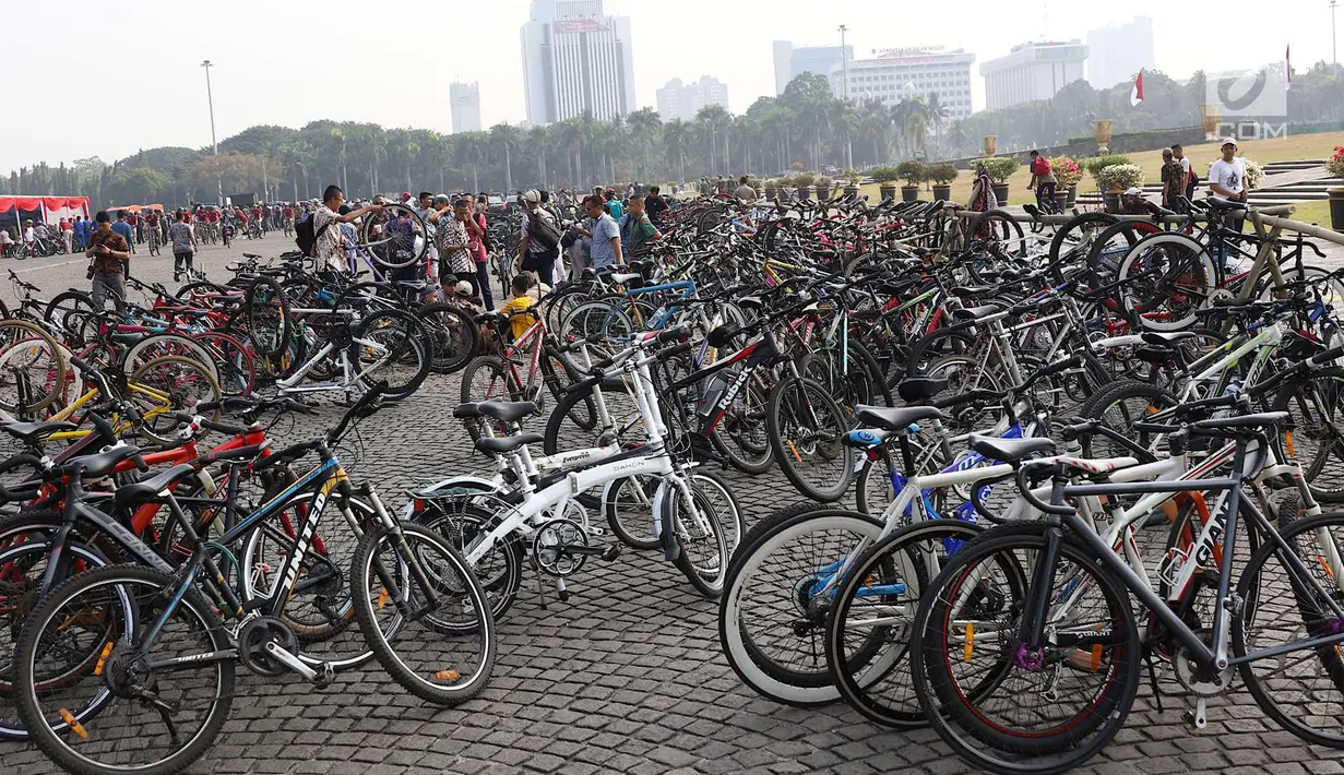 Ratusan sepeda terlihat terparkir di Silang Monas, Jakarta, Kamis (9/8). Korlantas Polri menggelar acara bersepeda bersama dalam rangka menyambut Asian Games 2018 yang diikuti sejumlah instansi dan siswa sekolah. (Liputan6.com/Immanuel Antonius)