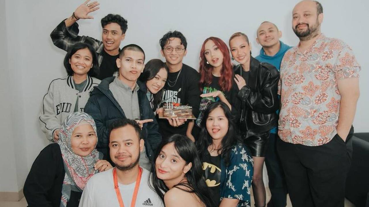 Potret BCL di belakang panggung X Factor Indonesia menunjukkan dukungan Tiko yang tak pernah pudar.
