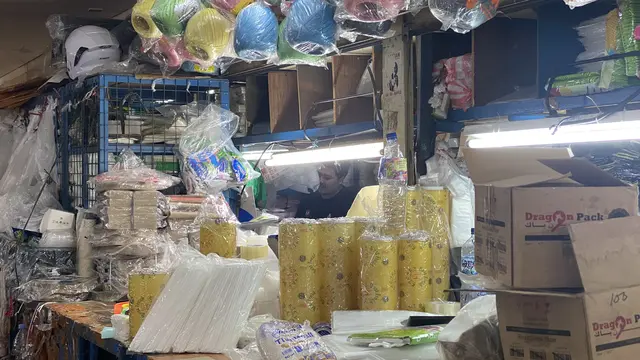 Sejumlah pedagang di Pasar Senen, Jakarta Pusat mengungkapkan kenaikan harga plastik. (Foto: Liputan6.com/Immanuel Christian)