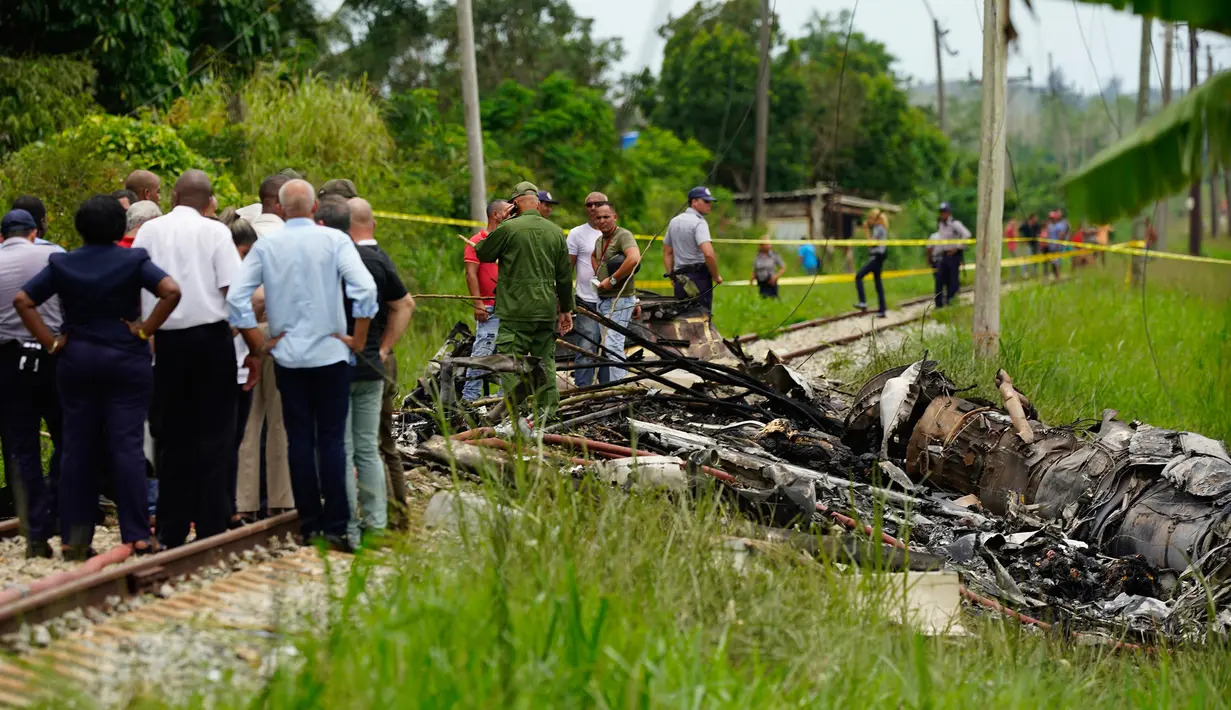 Penyelamat mencari korban dalam kecelakaan pesawat Boeing 737 di Havana, Kuba, Jumat (18/5). Penerbangan itu disewa oleh maskapai penerbangan Cubana dari sebuah maskapai kecil Meksiko bernama Damojh atau Global. (AP Photo/Ramon Espinosa)