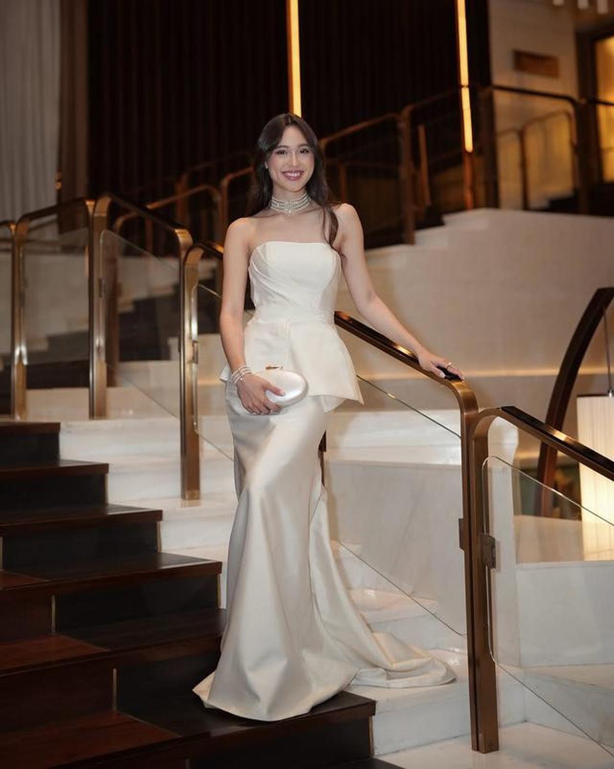 11 Potret Yasmine Napper Pakai Gaun, Selalu Elegan dan Memikat