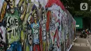 Lukisan bentuk protes terhadap proyek revitalisasi Taman Ismail Marzuki (TIM), Jakarta, Sabtu (29/2/2020). Kebijakan Pemprov DKI Jakarta merevitalisasi TIM dinilai cacat prosedural karena tidak pernah dibicarakan dengan seniman sebelumnya. (Liputan6.com/Johan Tallo)