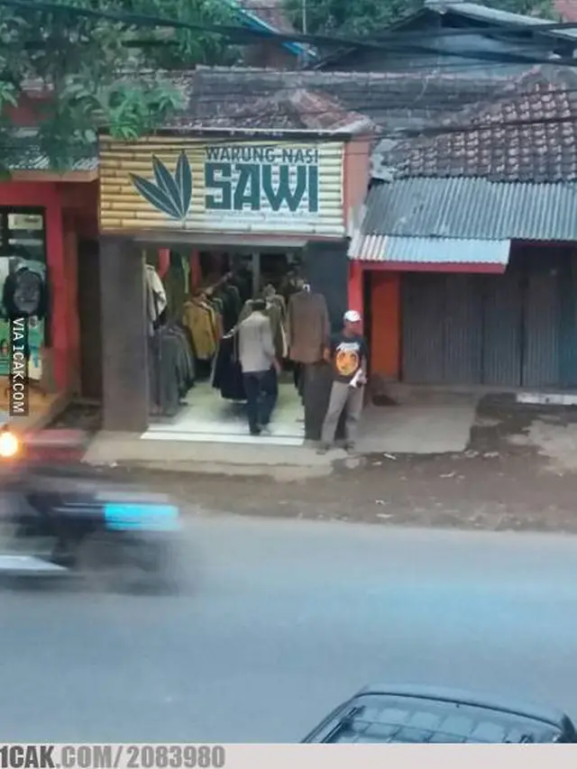 Warung Super Nyeleneh yang Hanya Bisa Ditemui di Indonesia