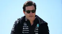 Toto Wolff, Direktur Eksekutif Tim Mercedes AMG Petronas F1, tiba di Paddock sebelum sesi latihan menjelang Grand Prix F1 Kanada di Sirkuit Gilles-Villeneuve pada 22 Mei 2026 di Montreal, Quebec. (Minas Panagiotakis/Getty Images via AFP)