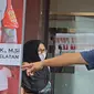 Mantan artis cilik, Ratna Fairuz Albar atau Iyut Bing Slamet dihadirkan dalam kasus dugaan penyalahgunaan narkoba di Mapolres Jakarta Selatan, Sabtu (5/12/2020). Saat penangkapan, polisi menemukan barang bukti berupa satu clip plastik sabu bekas pakai. (Liputan6.com/Herman Zakharia)