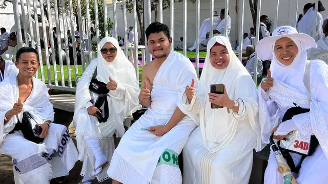 Potret Jemaah Haji Satu Keluarga yang Dipertemukan di Arafah