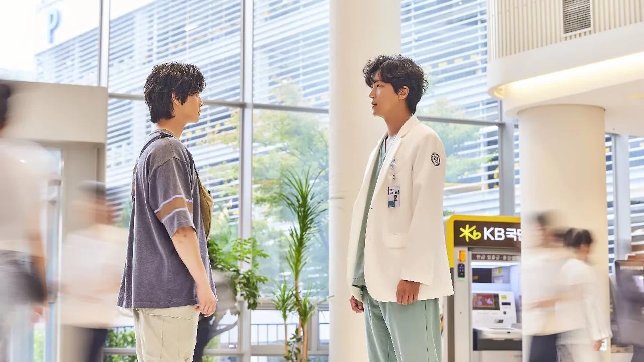 Yeon Woo Jin, yang memerankan Dong Go Yoon, telah berakting sejak 2009 dan terkenal lewat drama seperti Thirty Nine (2022) dan I Wanna Hear Your Song (2019).