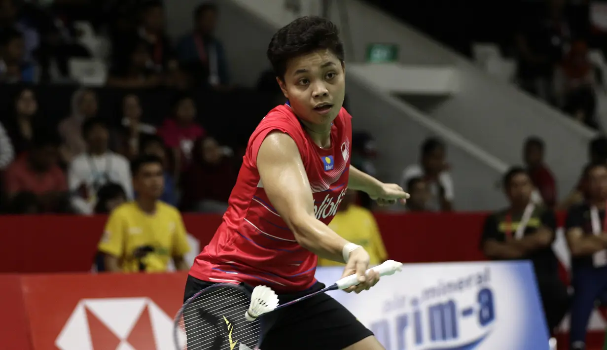 Ganda campuran Indonesia, Apriyani Rahayu, saat menghadapi ganda Inggris Chris Adcock/Gabrielle Adcock pada laga Indonesia Masters 2020 di Istora, Jakarta, Kamis (16/1). Tontowi/Apriyani kalah 9-21, 12-21. (Bola.com/Yoppy Renato)