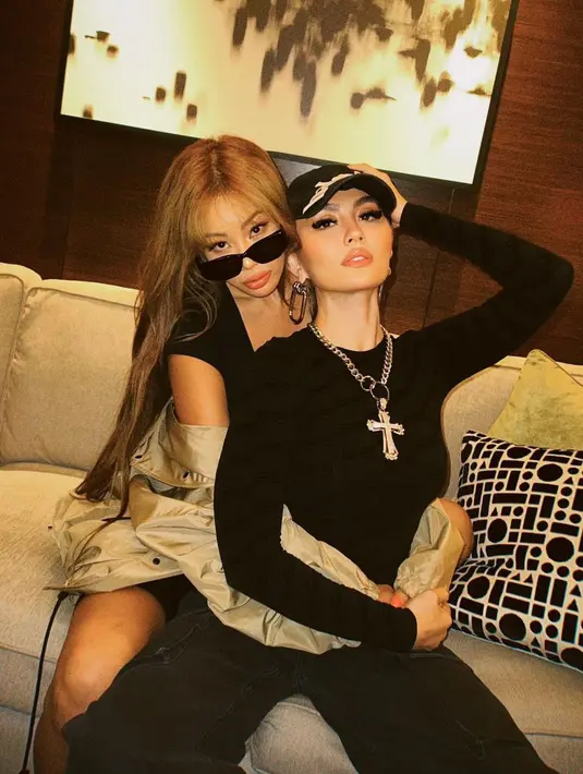 <p>Keakraban Jessi dan Agnez Mo ini sukses membuat para penggemar semakin girang dan tak sabar menanti kolaborasi mereka. (Instagram/agnezmo)</p>