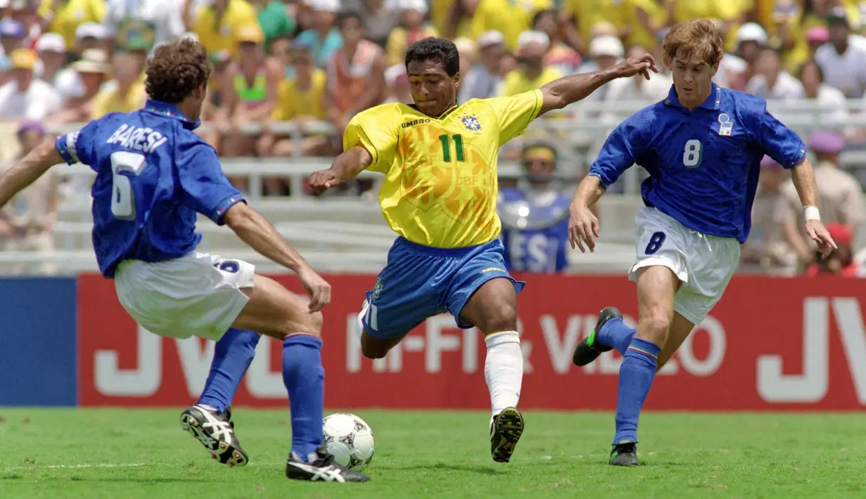 Romario dikenal sebagai salah satu striker terbaik di Timnas Brasil. Dia tercatat berhasil mengemas 55 gol dari 71 penampilan. Romario menjadi aktor penting kesuksesan Brasil menjuarai Piala Dunia 1994. Mantan pemain Barcelona sukses mencetak lima gol di turnamen tersebut. (AFP/Daniel Garcia)