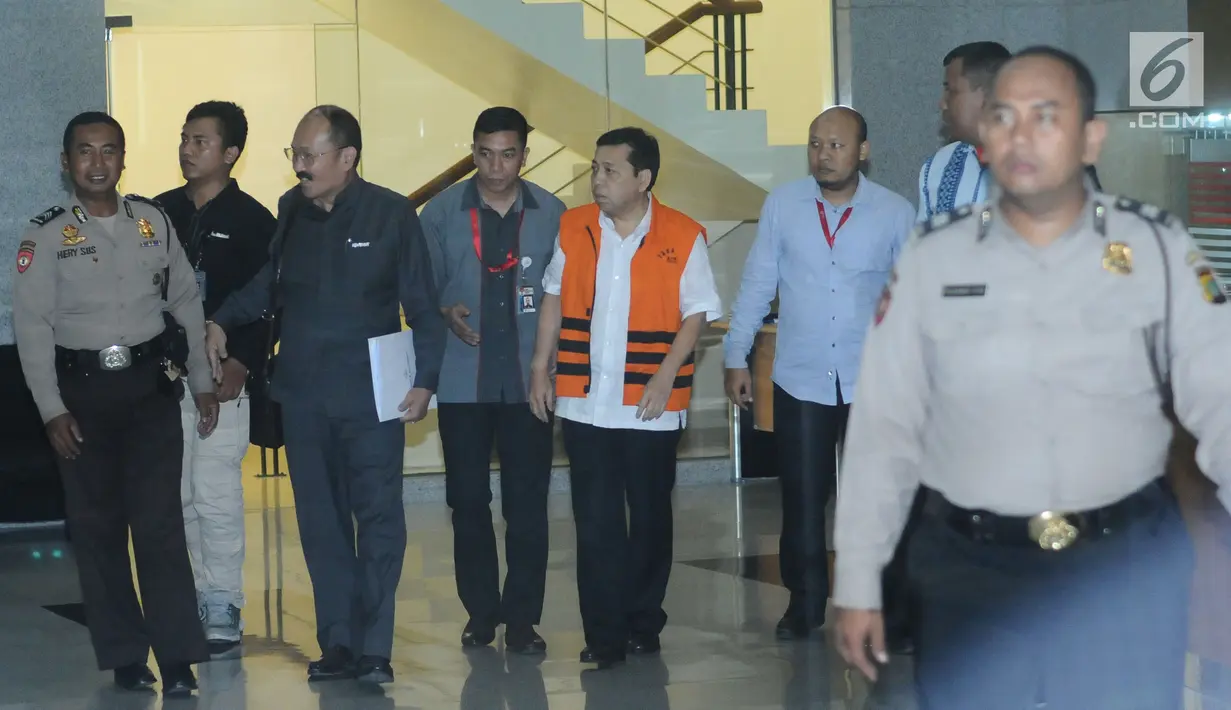 Ketua DPR Setya Novanto (kelima kiri) usai menjalani pemeriksaan di gedung KPK, Jakarta, Kamis (23/11). Setnov diperiksa untuk dua kasus berbeda, kasus dugaan korupsi pengadaan e-KTP dan kecelakaan yang dialaminya. (Liputan6.com/Helmi Fithriansyah)
