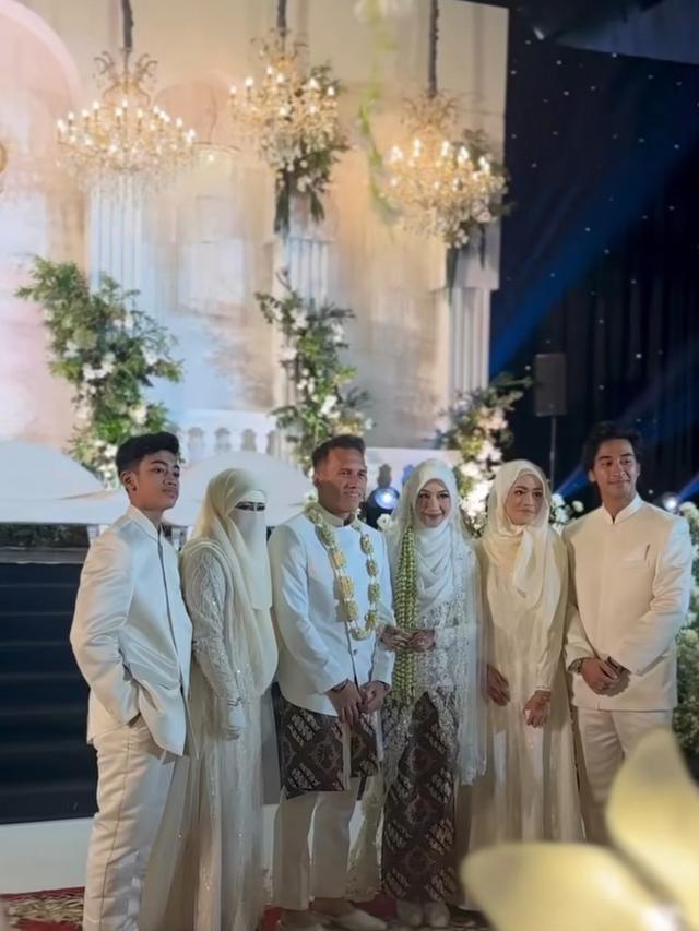 Umi Pipik Dampingi Adiba Menikah