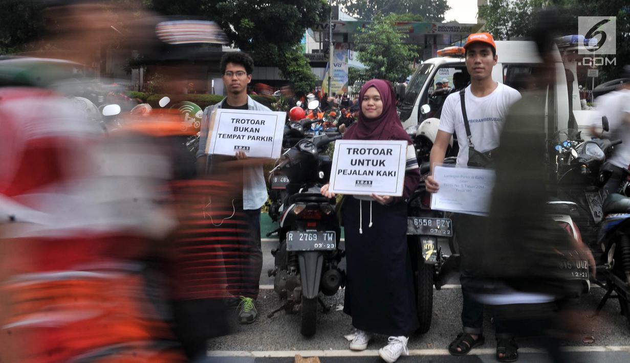 FOTO: Koalisi Pejalan Kaki Beraksi di Tengah Parkir Liar ...