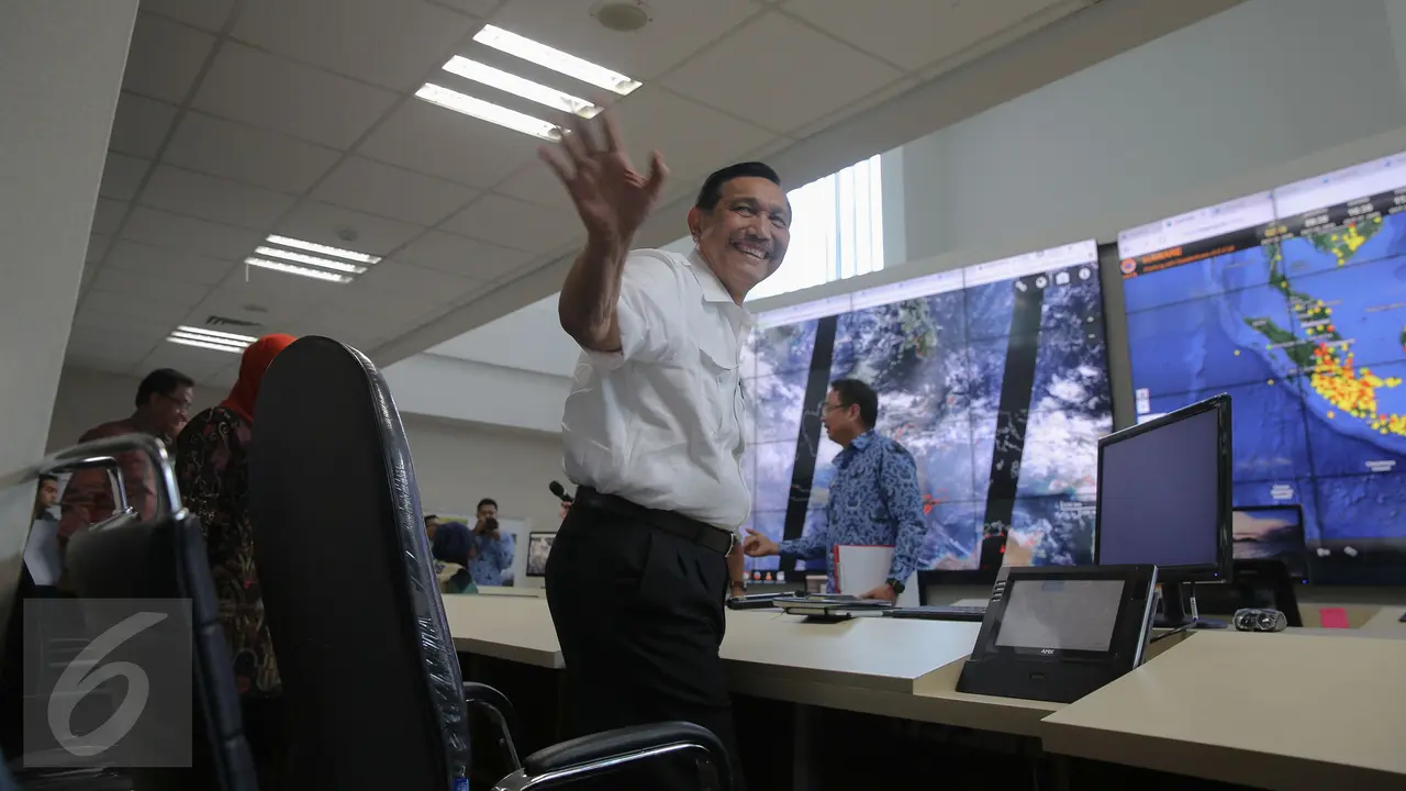20151028-Atasi Bencana Asap, Menko Luhut Video Conference dengan Pejabat Riau dan Palembang-Jakarta