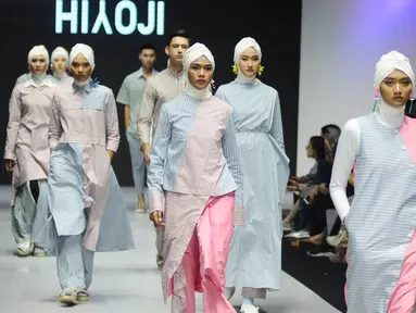 Model mengenakan busana rancangan Danjyo Hiyoji menapilkan 11 busana saat Muslim Fashion Festival (MUFFEST) 2019 di JCC, Jakarta, Jumat (3/5/2019). MUFFEST 2019 melalui Bekraf membuat Indonesia Trend Forecasting 2019/2020 dengan tema "Sigularity" sebagai acuan. (Liputan6.com/Herman Zakharia)