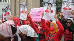 Peserta aksi dari kalangan perempuan melakukan demonstrasi di depan Gedung DPR RI, Jakarta, Rabu (8/3/2023). Dalam aksinya, para peserta aksi menuntut untuk bertemu Ketua DPR RI Puan Maharani dan para pimpinan DPR. (Liputan6.com/Faizal Fanani)