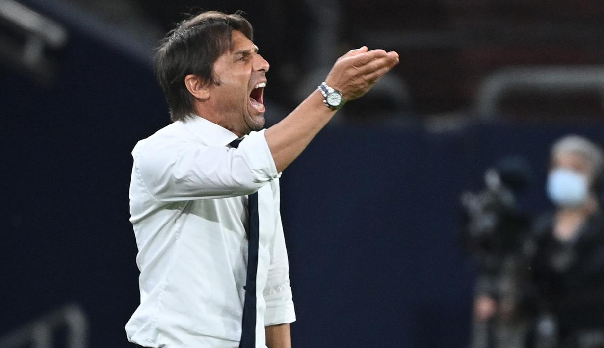 Pelatih Inter Milan, Antonio Conte, memberikan arahan kepada pemainnya saat menghadapi Getafe pada laga 16 besar Liga Europa 2019/2020 di Veltins Arena, Kamis (6/8/2020) dini hari WIB. Inter Milan menang 2-0 atas Getafe. (AFP/Ina Fassbender/various sources)