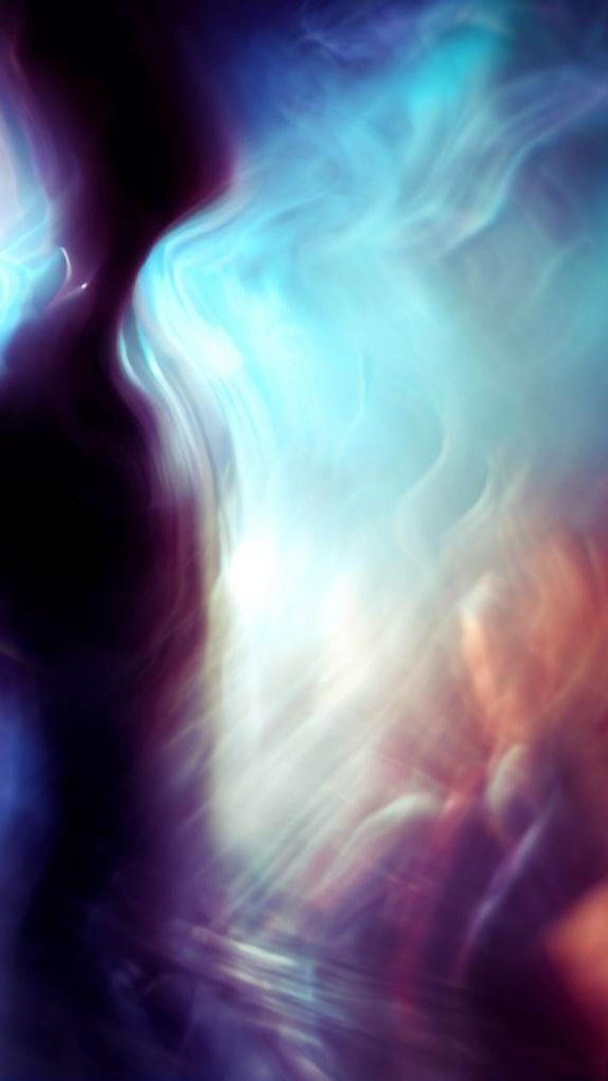 Beberapa orang yang melihat aura sebelum meninggal dunia melaporkan bahwa mereka melihat perubahan warna atau intensitas aura pada orang yang akan meninggal. Beberapa warna aura yang sering dikaitkan dengan kematian adalah putih, biru muda, ungu, hitam, a