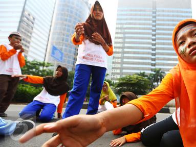 Sejumlah anak-anak dari rumah belajar dan berkarya Rumah Amalia melakukan pementasan teater dikawasan Jalan Sudirman pada Hari Bebas Kendaraan Bermotor (HBKB) atau Car Free Day (CFD) di Jakarta, Minggu (5/3). (Liputan6.com/Helmi Afandi)