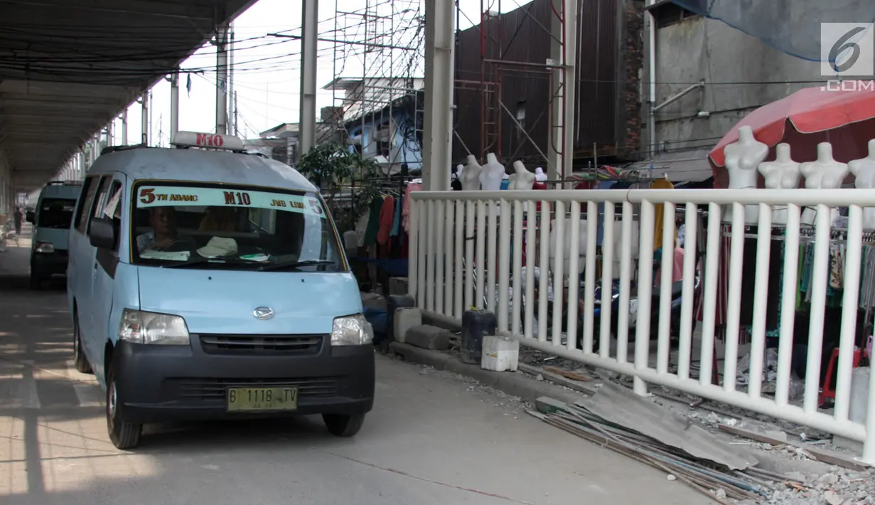 Kendaraan melintas di Jalan Jatibaru Raya, Tanah Abang, Jakarta, Selasa (16/10). Pemprov DKI Jakarta kembali membuka Jalan Jatibaru Raya untuk menindaklanjuti rekomendasi Ombudsman setelah sempat ditutup guna penempatan PKL. (Merdeka.com/Iqbal S. Nugroho)