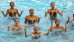 Tim perenang Artistik Indonesia menampilkan gerakan pada babak final nomor free routine Asian Games 2018 di Aquatic Center, Gelora Bung Karno, Jakarta, Rabu (29/8). Indonesia menurunkan dua tim perenang artistik. (Liputan6.com/Fery Pradolo)