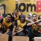 Para pemain Jomblo Coming Very Soon berpose bersama, Jakarta, Kamis (16/3). Untuk versi terbaru, visi seorang Hanung tentang film Jomblo lebih dikedepankan. (Liputan6.com/Herman Zakharia)