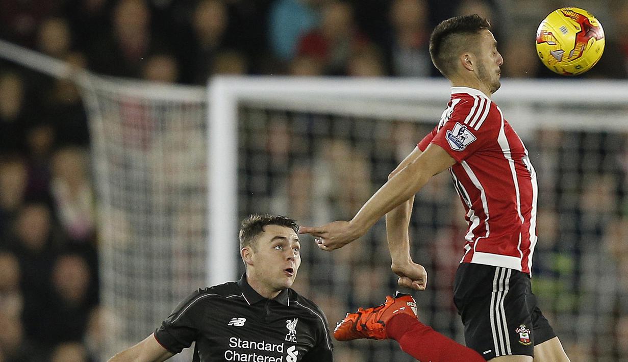 Pemain Liverpool,  Connor Randall (kiri)  berebut bola dengan pemain Southampton, Dusan Tadic pada laga perempat final Piala Liga Inggris di Stadion St. Mary's, Southampton, Kamis (3/12/2015) dini hari WIB. (AFP Photo/Adrian Dennis)