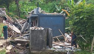 Pesantren di Sukabumi ambruk akibat tanah bergerak
