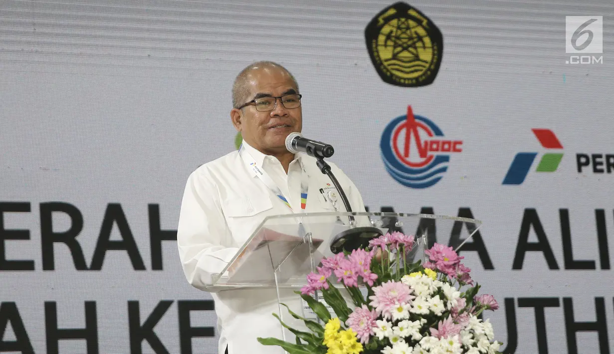 Kepala SKK Migas Amien Sunaryadi memberikan sambutan saat serah terima alih kelola WK SES di Pulau Pebelokan, Kepulauan Seribu, Rabu (5/9). PT Pertamina resmi menjadi operator wilayah kerja (WK) Migas Southeast Sumatera. (Liputan6.com/Herman Zakharia)